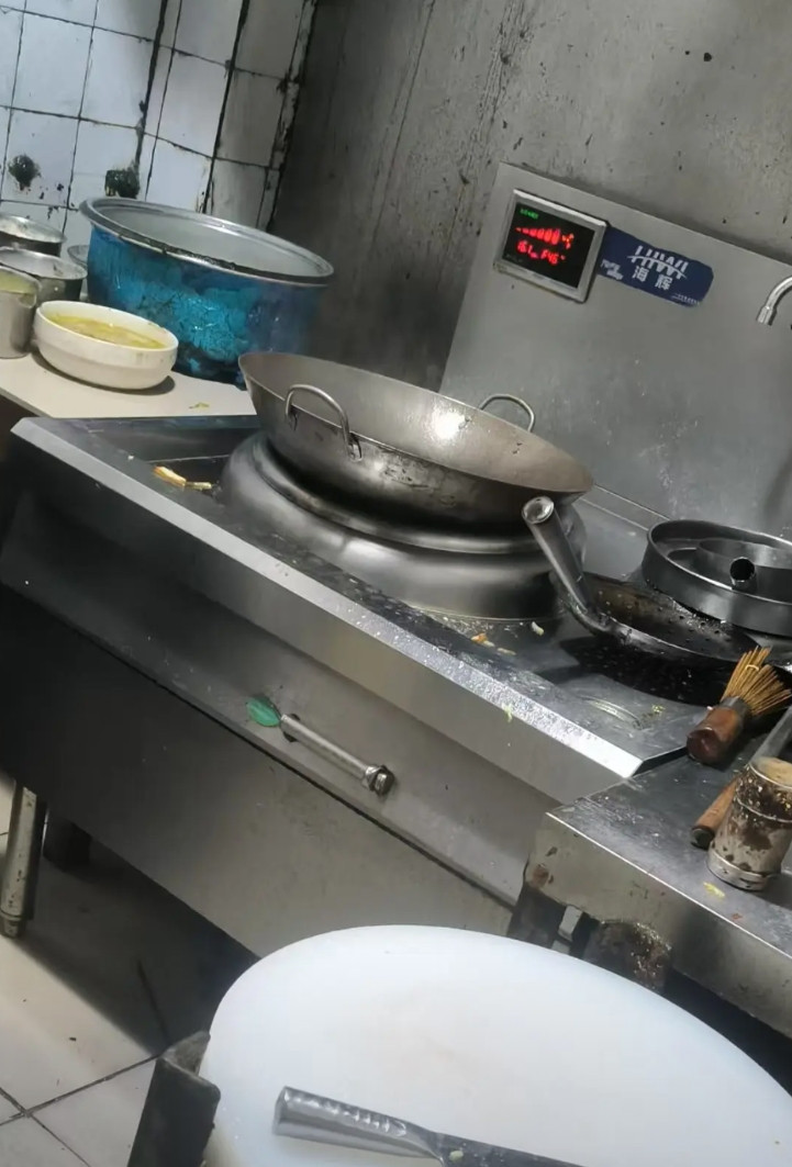 我是一个底层外卖员，今天我冒着被黑被攻击的风险在这里揭露外卖的黑心商家的种种恶行