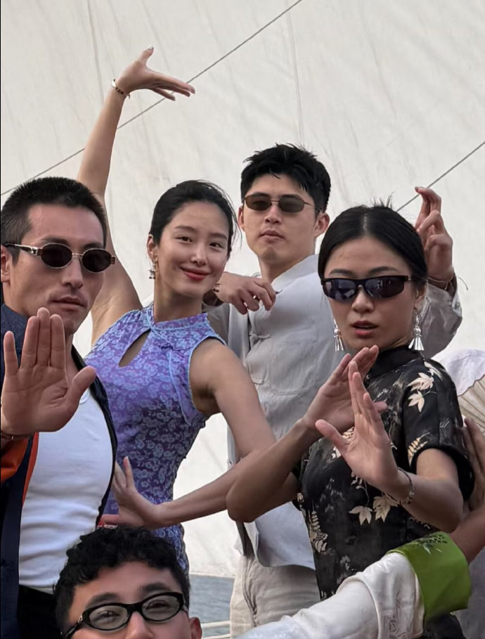 杨采钰首次公开与老公张向荣的合照，她老公太能拿的出手了，又帅又多金又爱她，谁又开