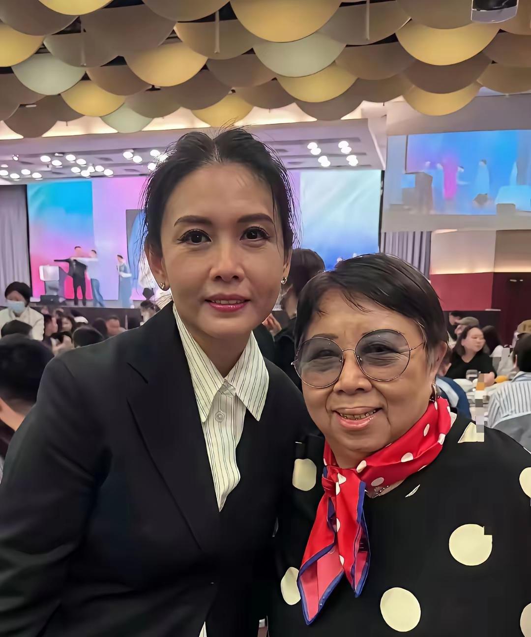 这个女人谁猜猜看对这个就是曾经的女神邱淑贞仔细看还能看出来当年她的眉眼每个