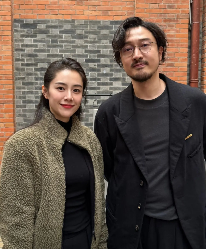 还得是正经学校，虽然不完美但还是很美帅。王传军的毛衣有点起球了，看来养两个孩子