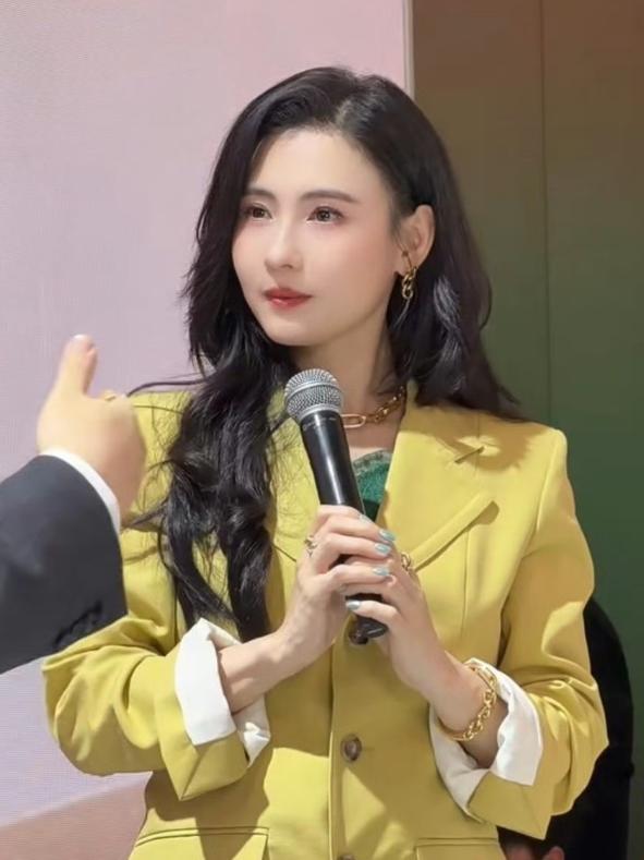 张柏芝，连夜冲上热搜！3月12日深夜，张柏芝连夜冲上了热搜，这次不是因为谢霆