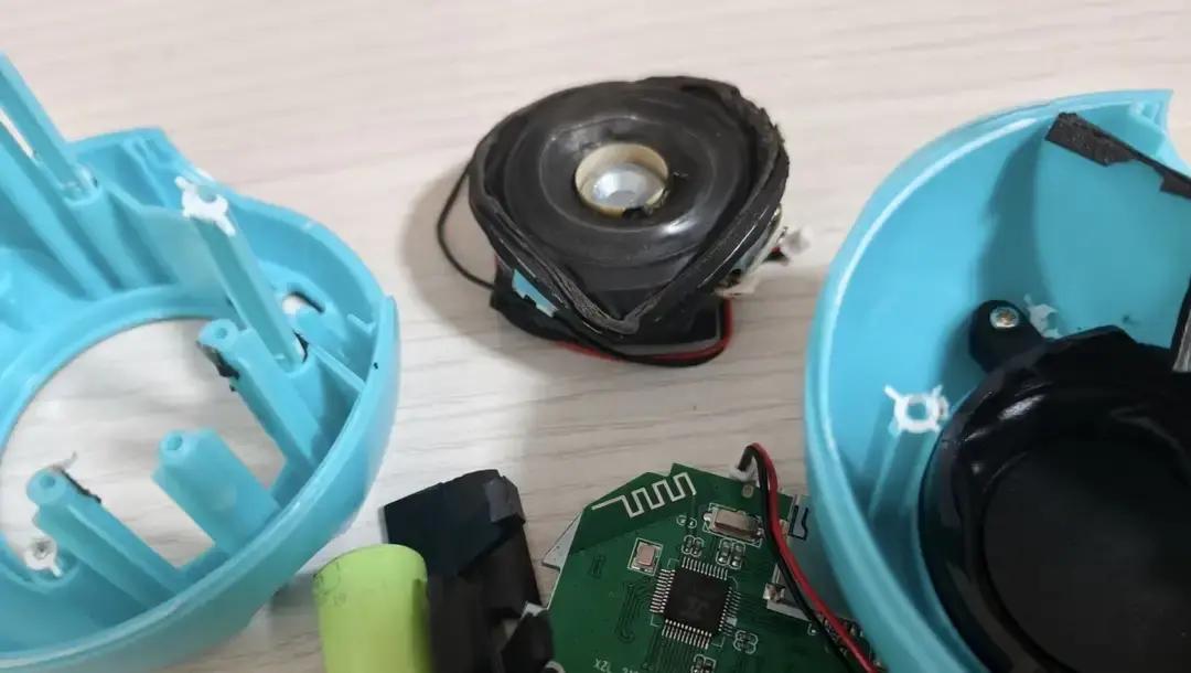 楼上小孩半夜跑跳，我买了低音炮对着天花板放嗡嗡声。第二天邻居踹门进来把音箱砸