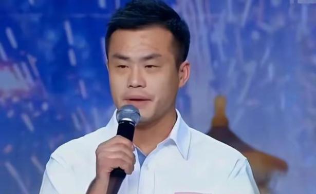 2000年，一位20岁的犯人在狱中爱上了女教官，向她大胆表白后，女教官塞给他一张