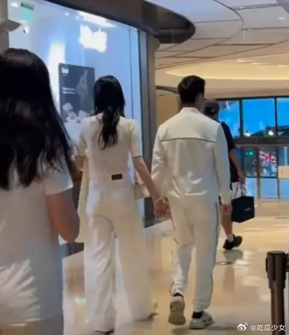 奚梦瑶牵小金土豆逛街何猷君奚梦瑶上海街头手牵手逛街，背影般配甜度藏不住！​​​