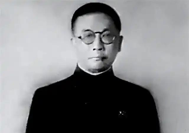 1927年4月，李克农正在被追捕，一位国民党上校军官突然将他拽上黄包车，让勤务兵