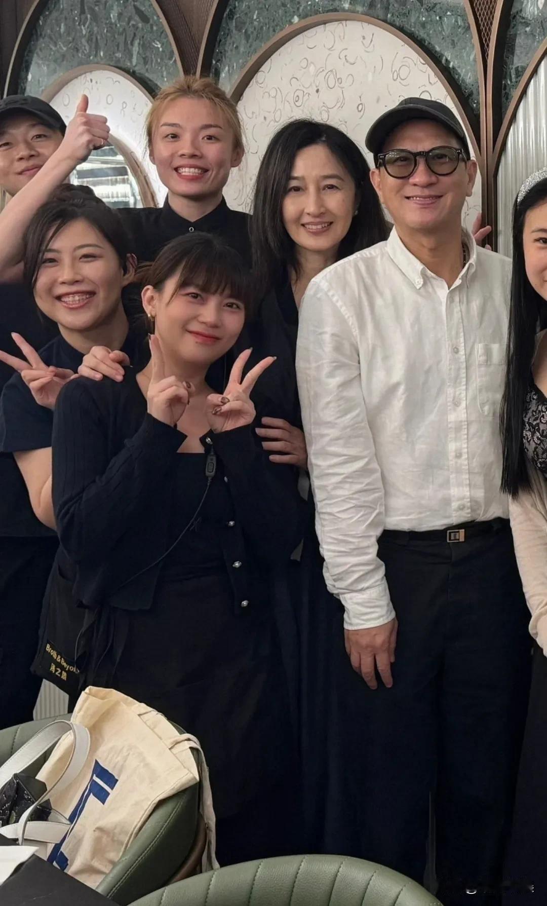 张家辉、关咏荷夫妻俩现身新加坡度假，六十出头的荷姐这气质好出众啊！俩人现身在一