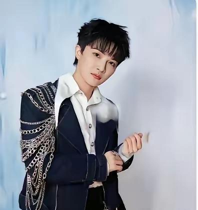 5600块，直接打了整个娱乐圈精致人设的脸！你敢信这是顶流做的事？春晚散场那