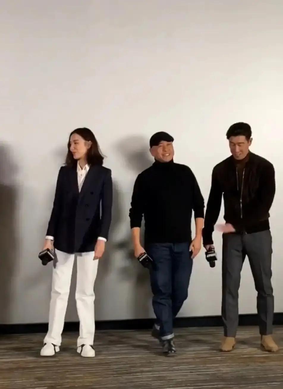 这俩人同框，场面有点意思。王千源和宋佳站一块，一个像块厚重的山岩，一个像柄