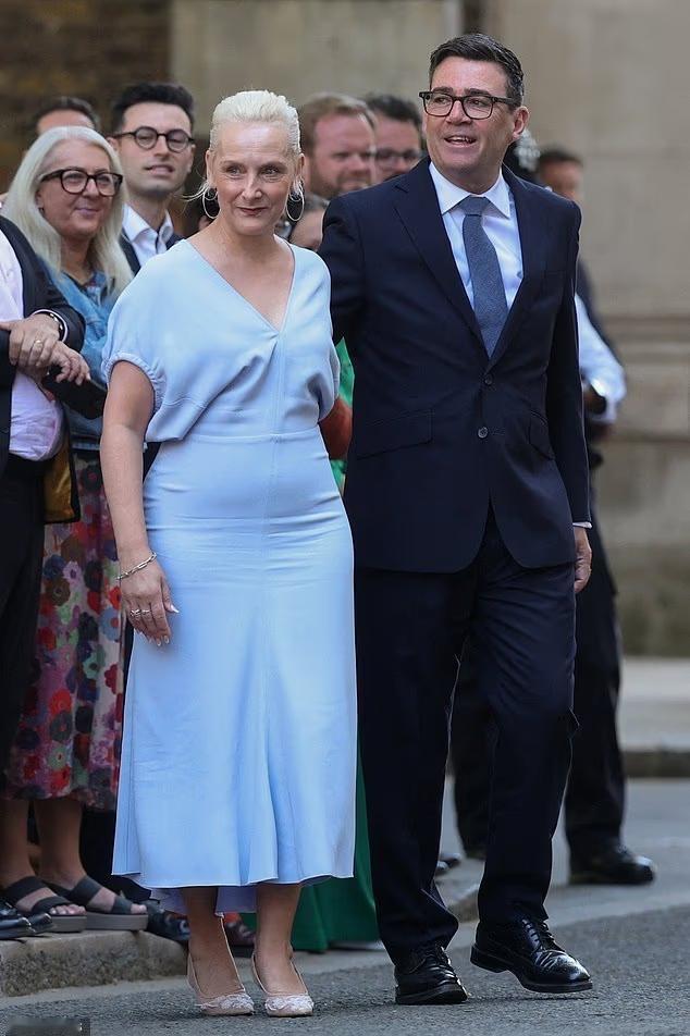 英国新首相夫人的一条连衣裙引起关注当地时间7月20日，英国新一任首相安迪•伯