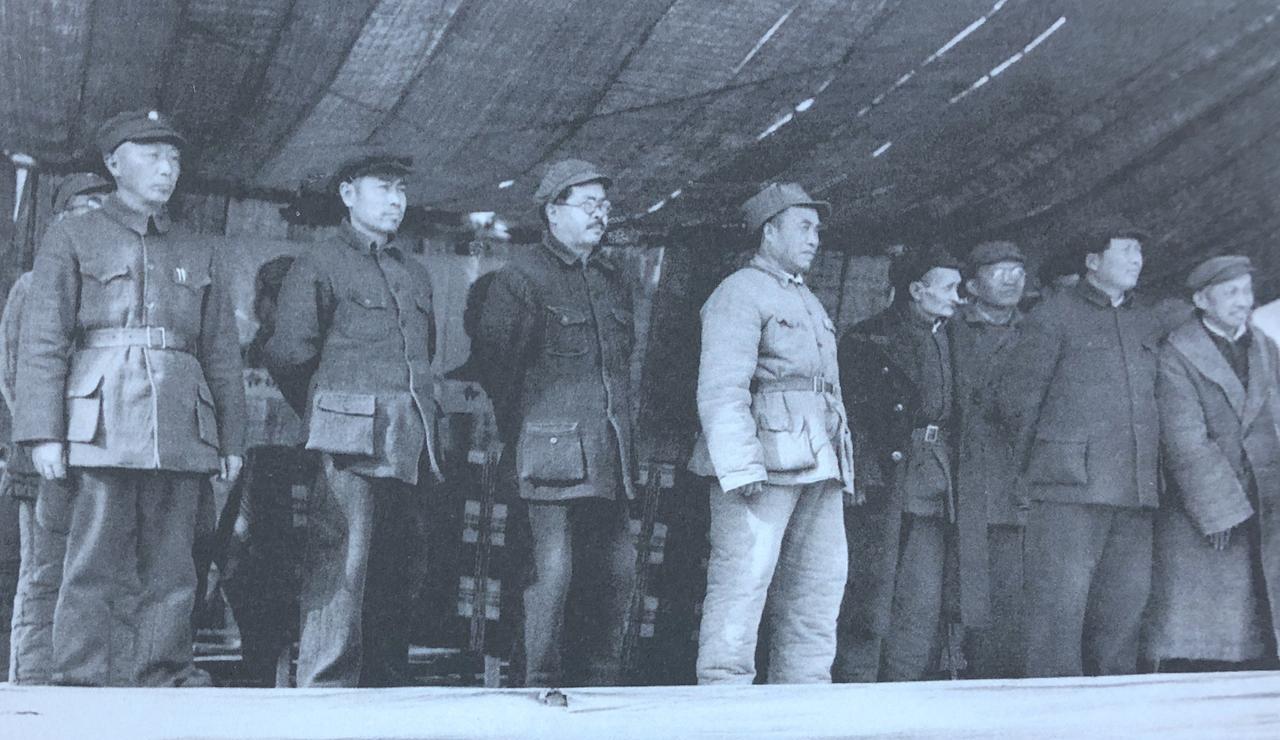 1944年11月1日在延安机场检阅即将南下的359旅。左起聂荣臻、周恩来、任弼时