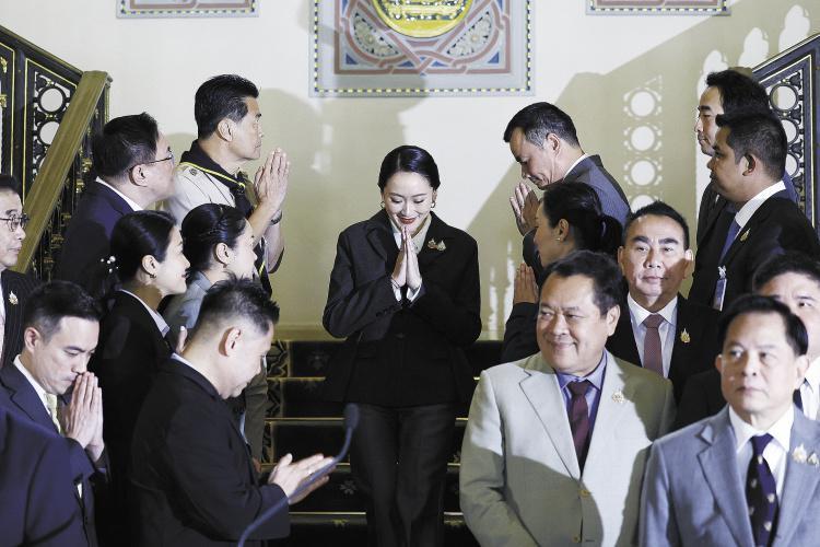泰国总理佩通坦被解职，他信家族再次被军方击败，想要翻盘似乎只有一条路可走！泰