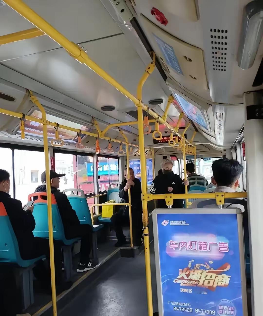 昨天公交上来一位30多岁小伙子用敬老卡刷卡，您好！司机多看了一眼然后询问，请麻烦