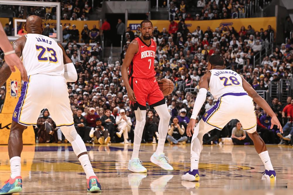 乌度卡下课？我告诉你，他的帅位，早被那份6年、年薪千万美元的合同焊死了。别再