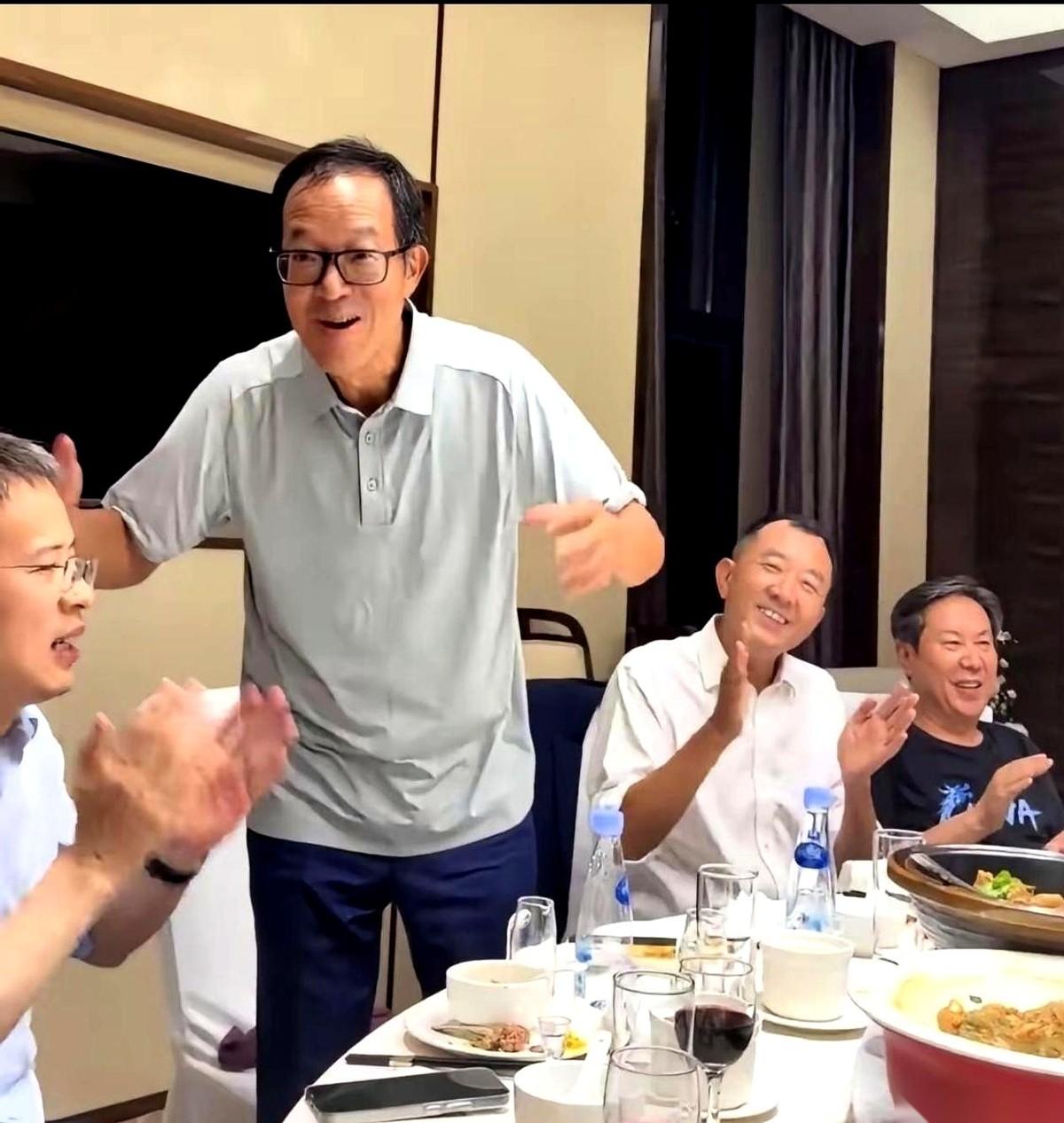 所有人都在等俞敏洪跌跟头。旗下最吸金的几个大主播前脚刚走，全网的吐沫星子后脚就淹