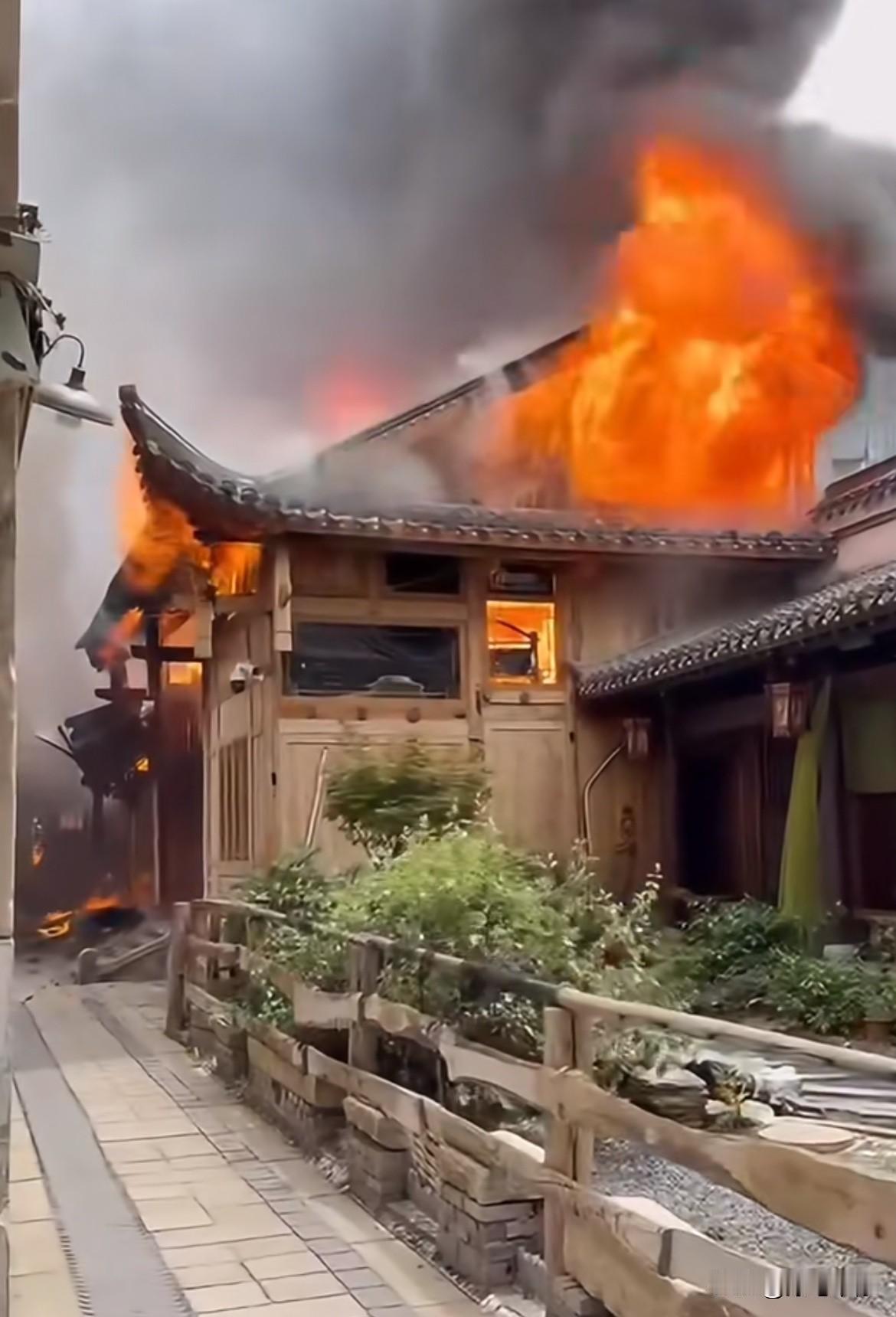 天呐！长沙潮宗街里的金丝楠木博物馆起火了，全烧完了…以前在这片上过班，翘班的时候