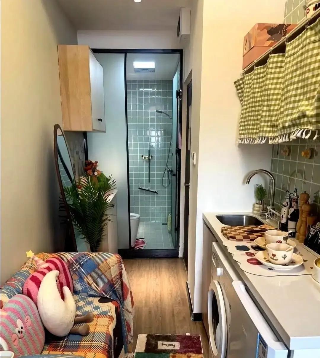 北漂五年姑娘咬牙买了套18平小房，闺蜜当场笑出声，说还没她家厕所大。...