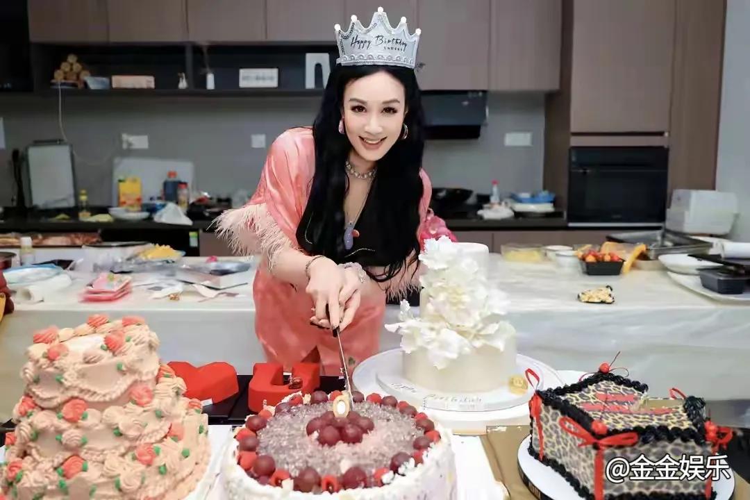 钟丽缇以一场别开生面的睡衣派对庆祝55岁生日，现场买下一只烤全羊，奢华氛围尽显，