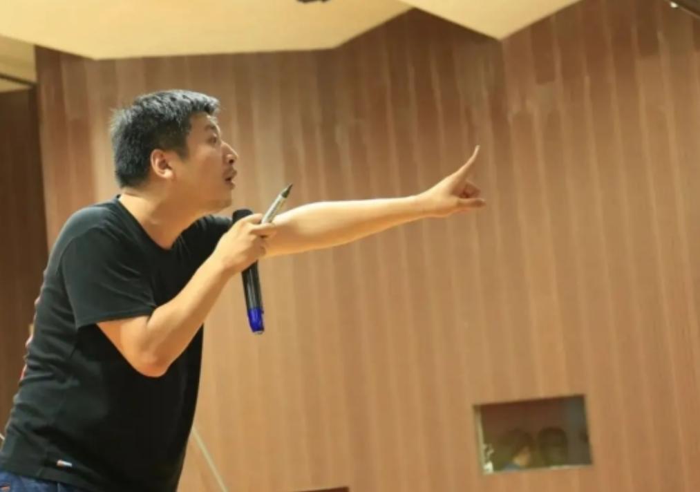 2007年，大学毕业的张雪峰成为北漂，在海淀六郎庄的狭小出租屋里落脚，月薪仅25