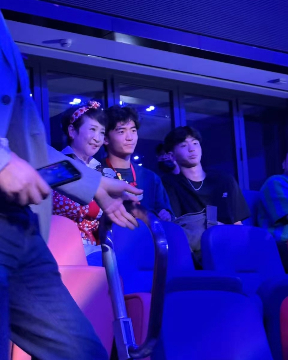 今晚谢霆锋香港演唱会最后一场，两个儿子又去了，不过昨晚两个孩子被狂拍，今晚俩娃就