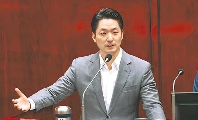 面对民进党议员的质询，蒋万安不敢说自己是中国人！4月10日，民进党议员简舒培质询