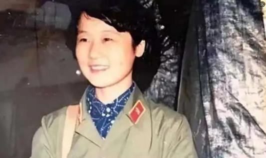 1983年，老山战役中，几名战士脱下军裤，面对女军医，双腿敞开，尴尬不已。女军医