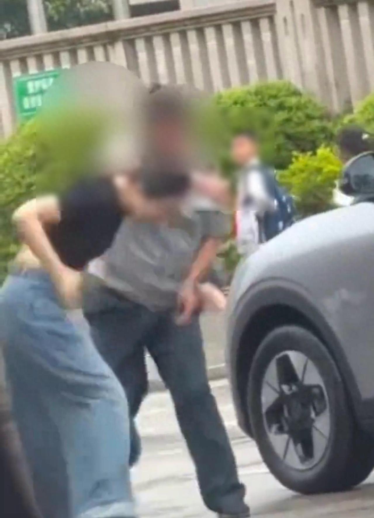 出乎预料了。福建，一女子与保安疑似发生了口角，双方理论之时，女子下车上前就踹了保