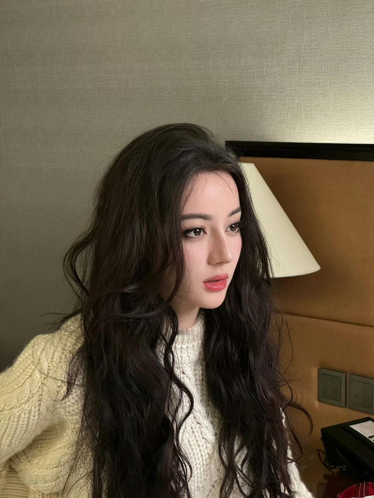 迪丽热巴被讽感冒请假上热搜，9月持续生病算是小事吗？2025年9月初迪丽热巴