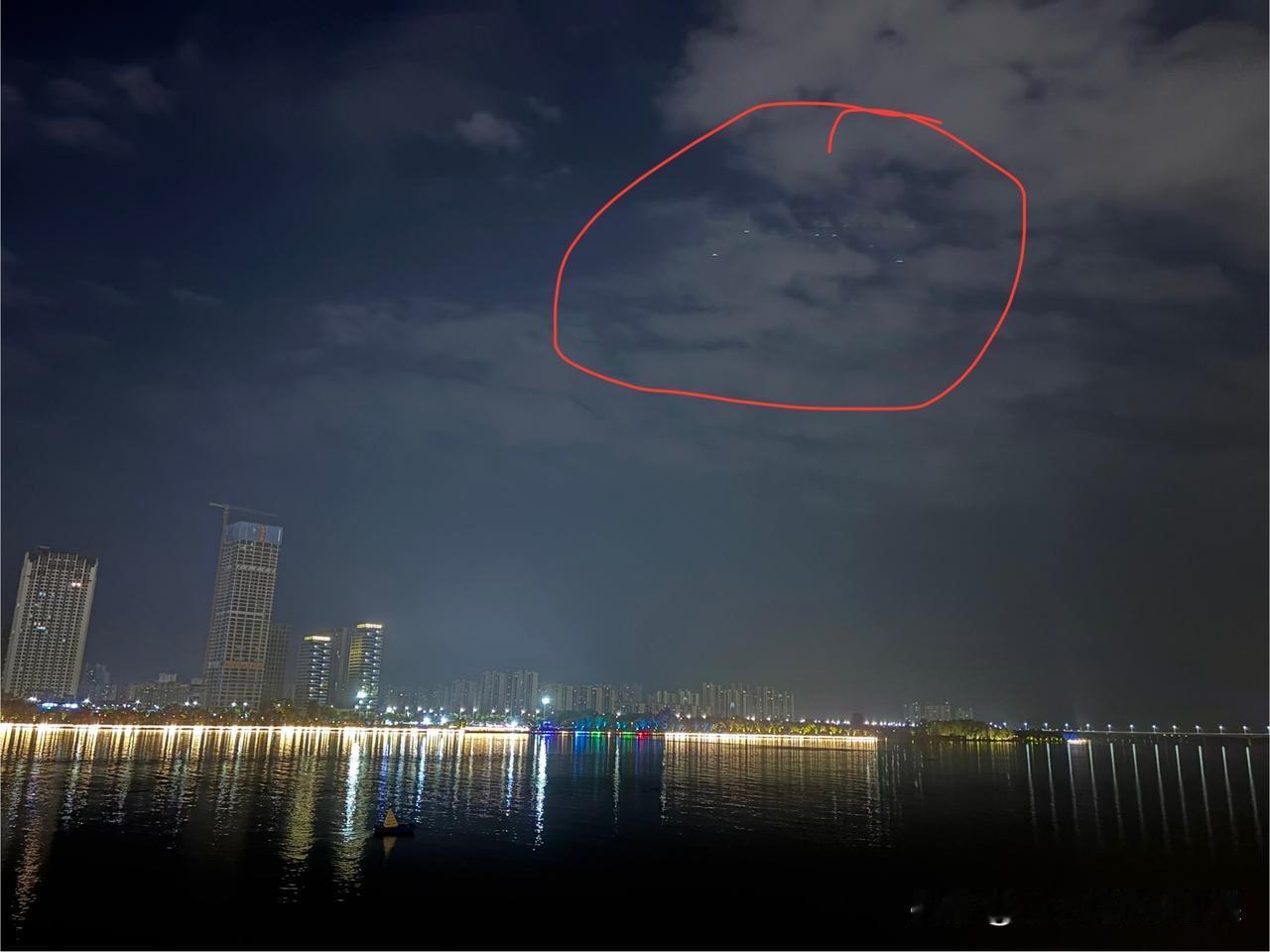 快来看呀，我拍到了什么呀？难道是UFO吗？