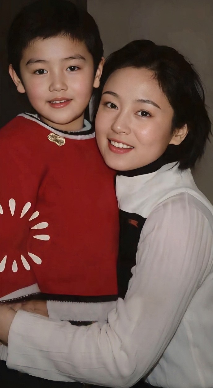 小时候的陈飞宇和妈妈陈红在一起留影。都说儿子像娘，金砖砌墙，陈飞宇完美复刻妈妈的美貌。