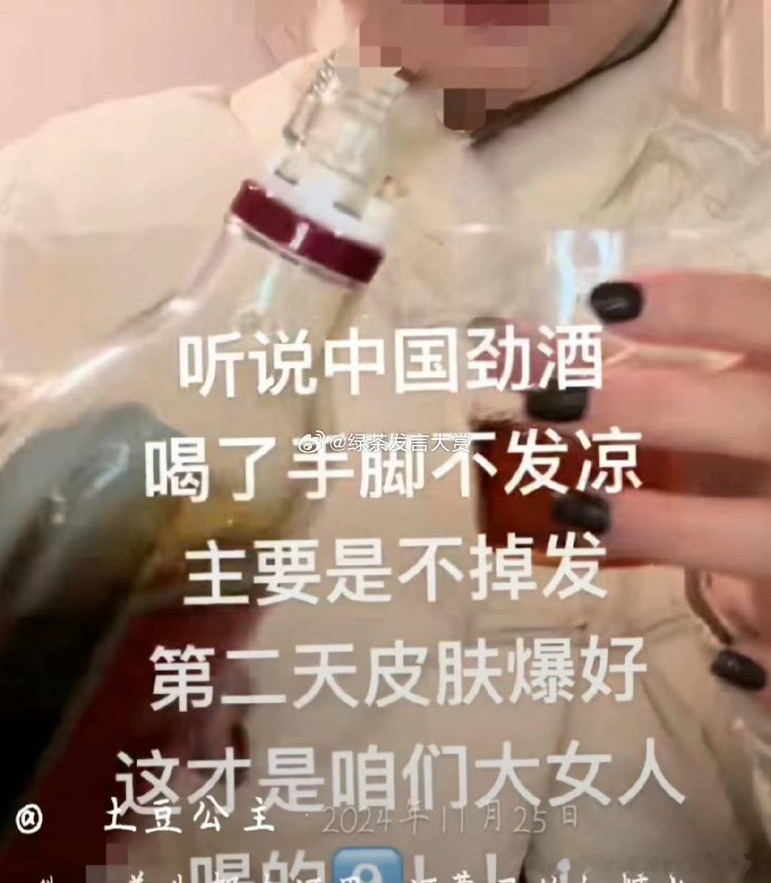 又把手伸女的口袋里啦