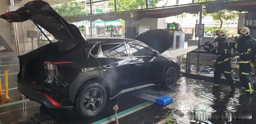 据台媒报道，在台北，一辆丰田bZ4X中型SUV在充电时冒烟起火自燃。据说这车是丰