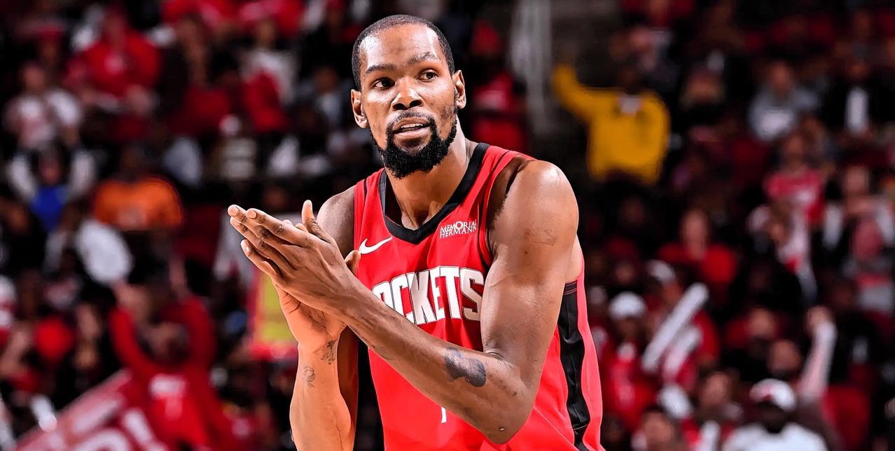 杜兰特真是不给莫兰特面子啊！在今日火箭对阵灰熊的比赛中，杜兰特与场边观赛的莫兰