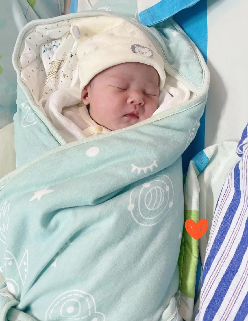 我大嫂刚生完宝宝，大哥立刻在家族群里报喜了！我私发问男孩女孩，他只回我一句：生了