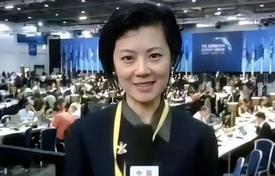 “我愿意放弃中国国籍，自愿加入英国！”这句话，是前央视知名才女主持人姜丰，在
