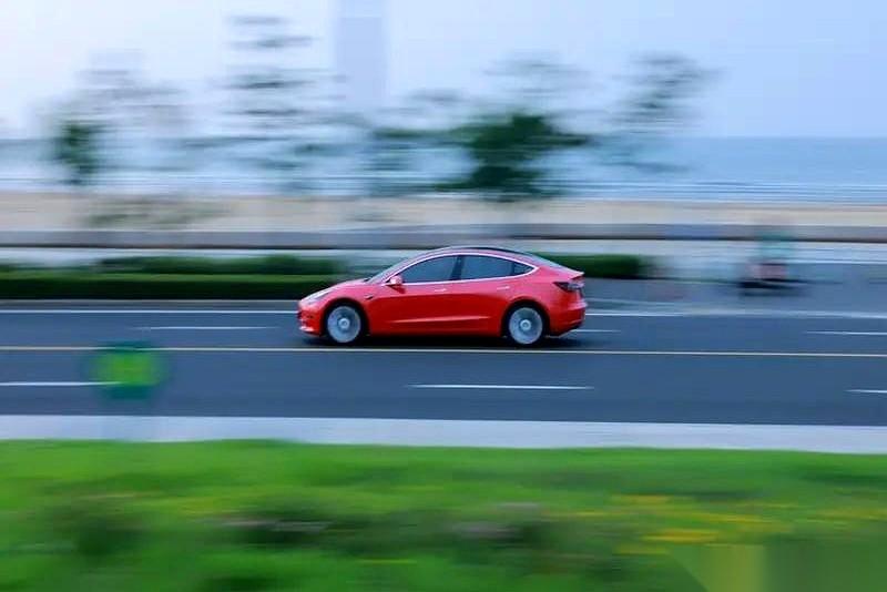 特斯拉放出个狠话，说最快2027年，你就能在早高峰的环路上，一边啃着面包，一边看