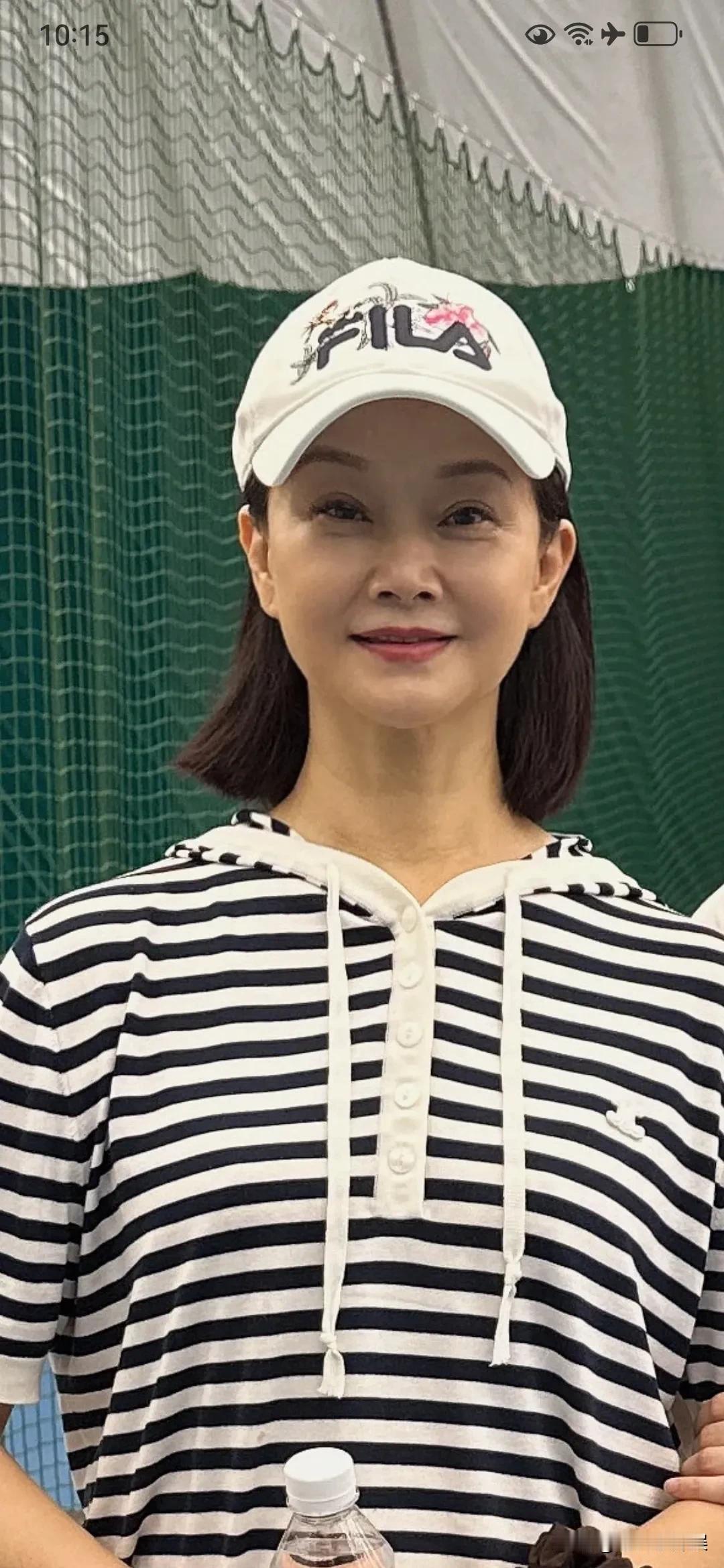 🌹偶遇宋祖英老师，随便一拍，站姿都那么挺拔[赞]和60岁的女神宋祖英在网球