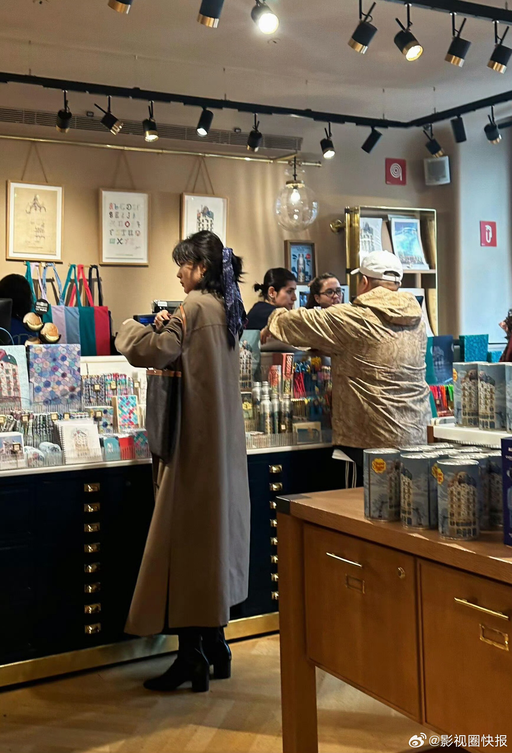 西班牙偶遇孙千西班牙偶遇孙千，路人视角下颜值依旧能打，私服简约大气，温柔气质直