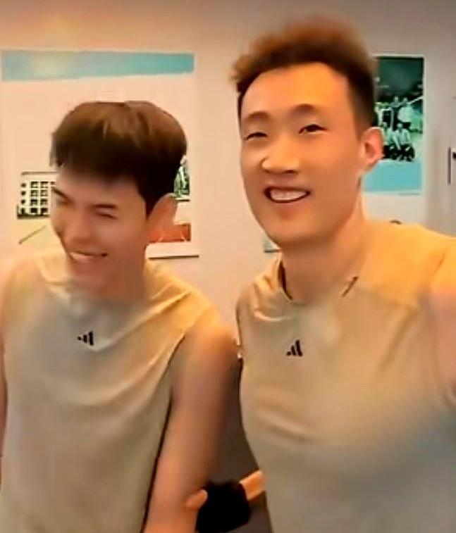 季道帅回归中国男排！小伙子们刚从波兰回来，可场上却捉襟见肘。主攻线一传顶不