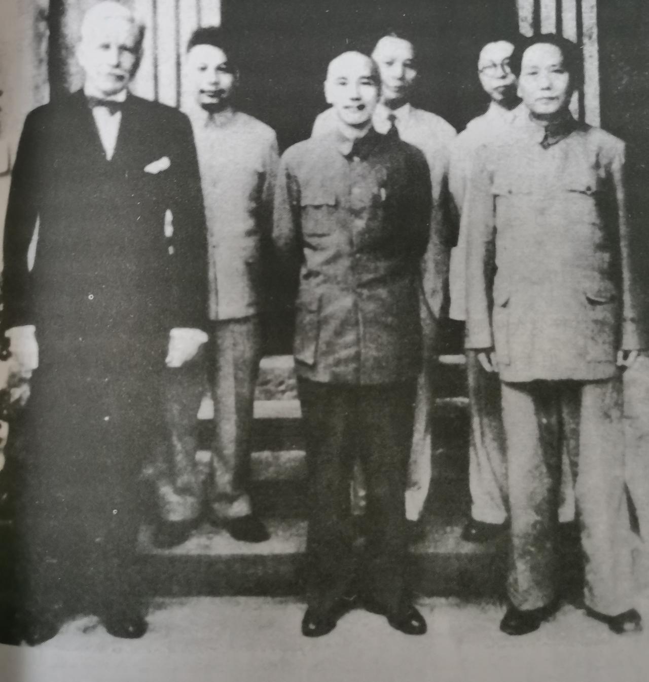 这一张照片，完整的其实是有六个人。右一是毛主席，毛主席身后是王世杰，是蒋介石的外