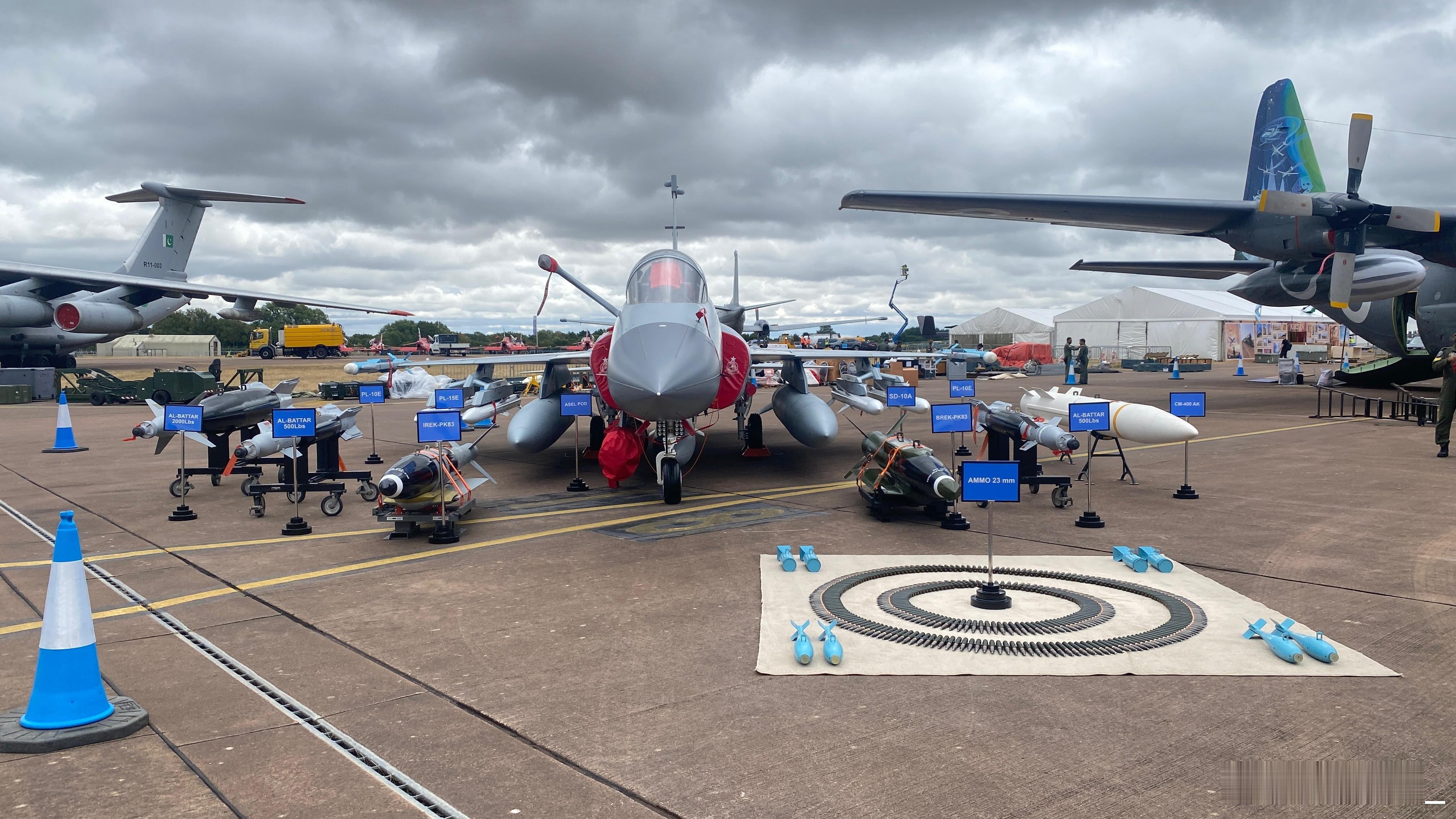 JF-17C枭龙-3型战斗机在英国RIAT2025上展示了其完整的全域武