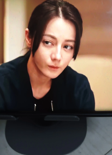 《利剑玫瑰》第三十集预告，瘸哥到底是谁？邓妍百思不得其解。抓了这么多年的犯