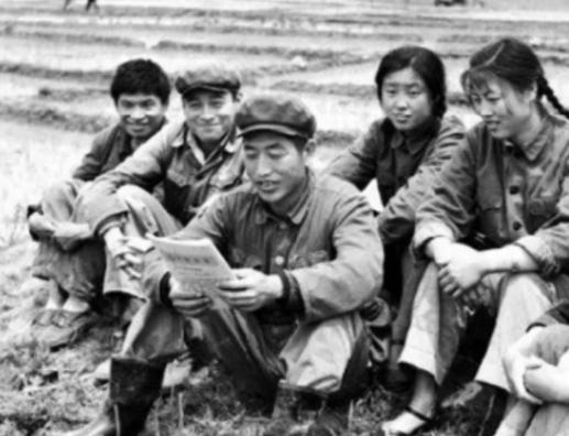 1971年，北京知青邵东平娶了地主家女儿。在新婚之夜，妻子问他：“东平哥，我家出