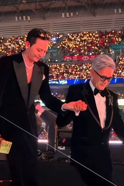 权志龙还挺有礼貌的别看他在韩娱桀骜不驯，整天怼天怼地怼空气，来到香港参加MAM