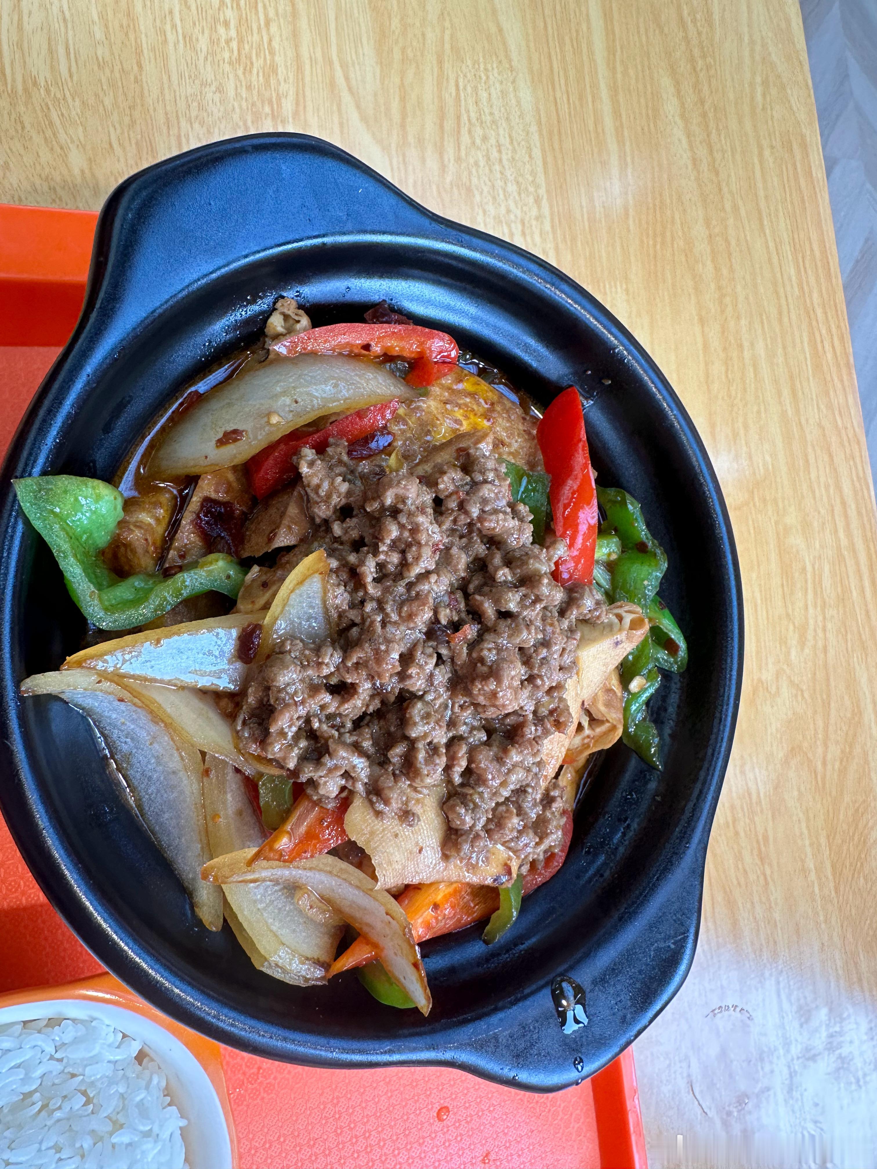 现在沙县都进化了这装豆浆的杯子，还有豆腐肉沫堡，与时俱进啊​​​