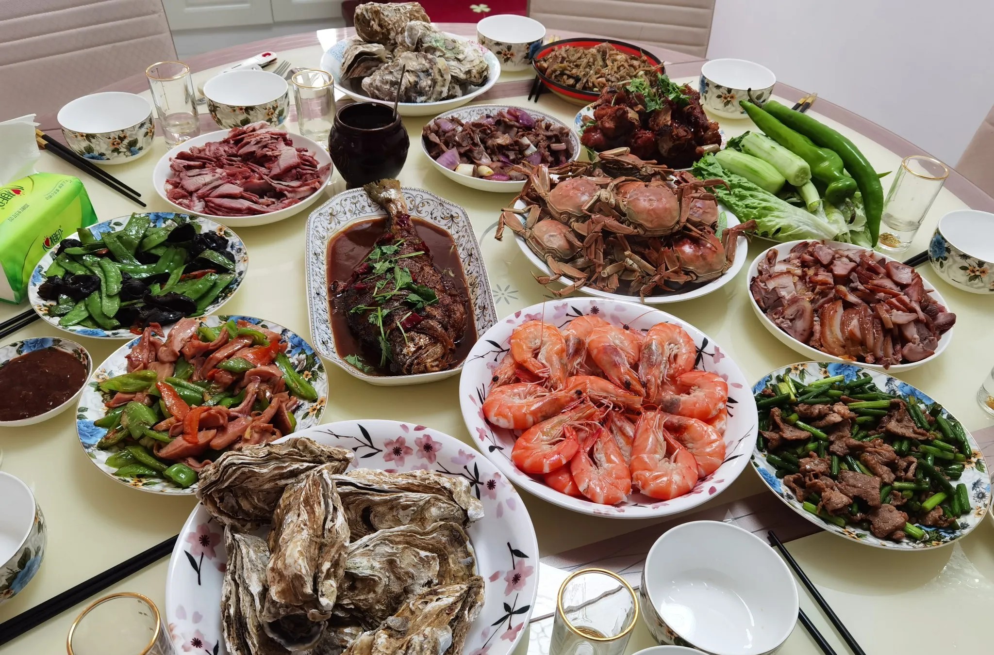 活了大半辈子才发觉，自己挺幸福的。老公是原配，结婚28年没让我下过厨。儿
