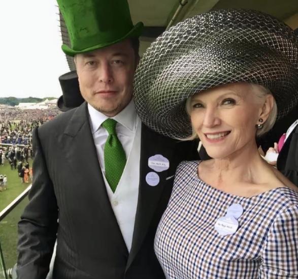 埃隆·马斯克和妈妈一起过节，母子两人的关系挺好，经常一起参加一些家庭活动。马斯