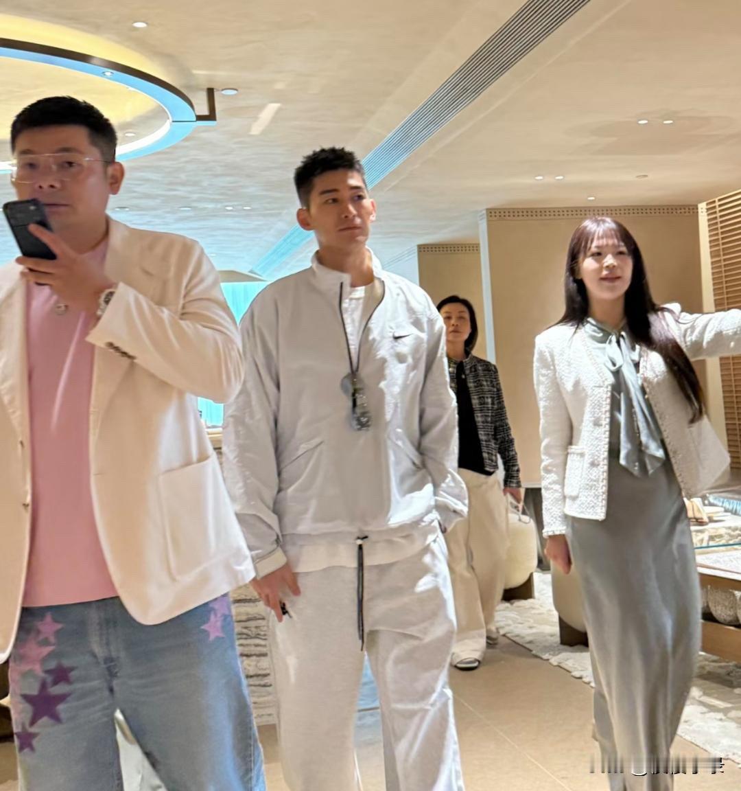 41岁张翰在上海看艺术展，他的打扮很有型，身材又高又瘦，真的太帅了！[墨镜][得