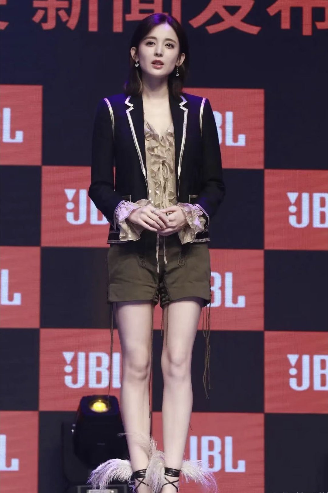 谁懂？好好的鞋非要插几根鸡毛，啥意思，好看吗