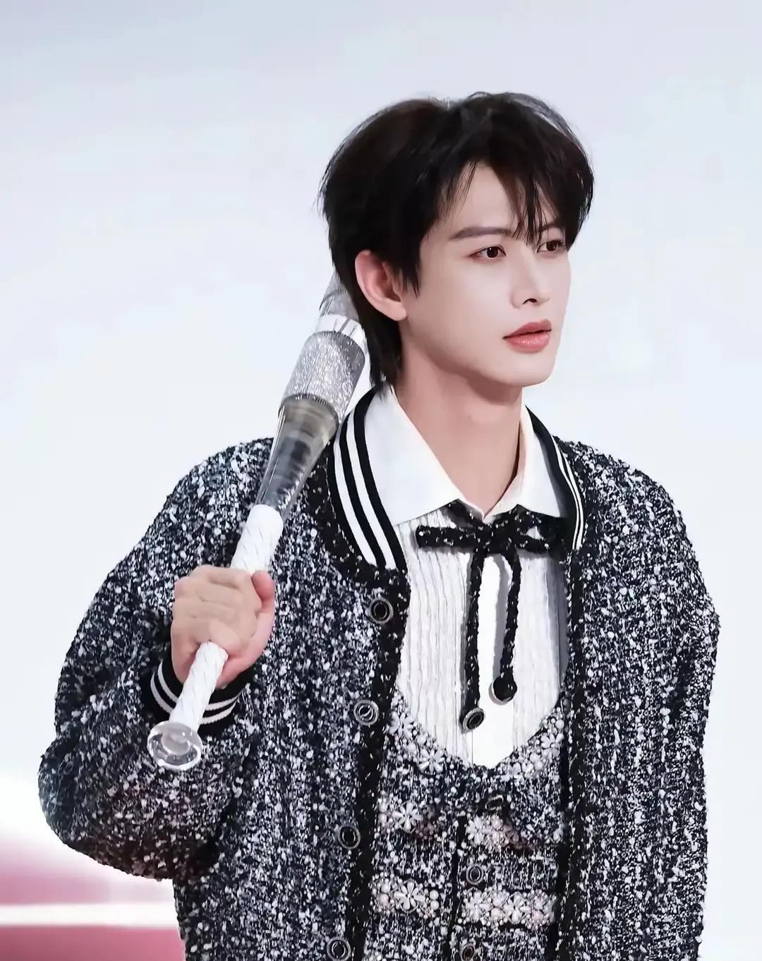 娱乐圈最稀缺的硬通货，不是颜值，是当众承认自己买不起行李箱的勇气。当别的明星在