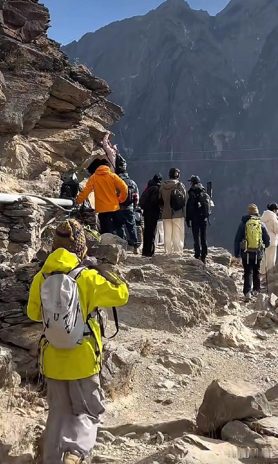 云南虎跳峡8岁男童坠崖，他的爸爸就是罪魁祸首。第一，家长本不该把一个8岁的孩